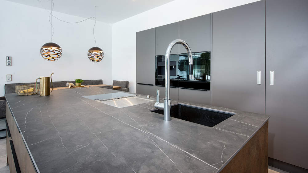 Design-Küche mit klarer Linienführung