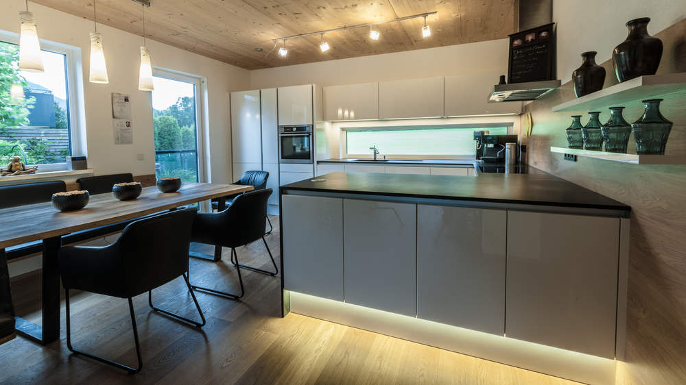 Großzügige Familienküche in zeitlosem Design