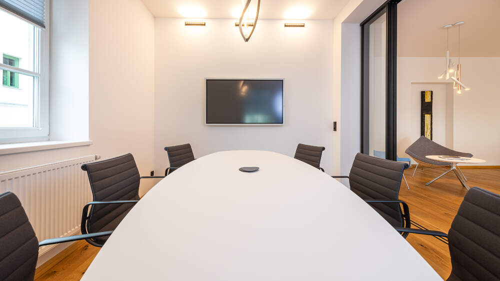 Puristisch designtes Immobilienbüro realisiert